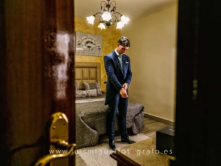 novio-dandose-los ultimos-retoques-antes-de-su-boda