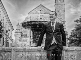 novio sonriendo feliz en foto de postboda en ubeda